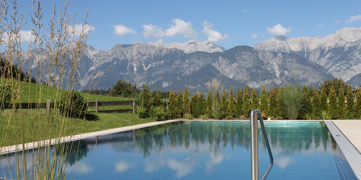 Edelstahlpool im Hotel Geisler Tulfes mit Blick zur Nordkette